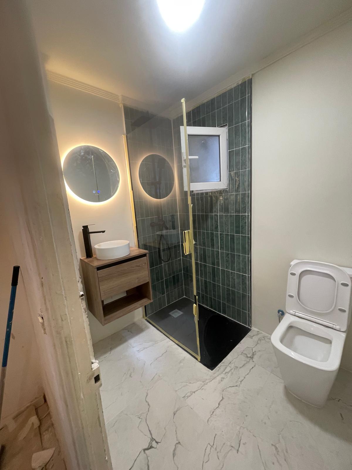 Reforma de baño en verde con ducha