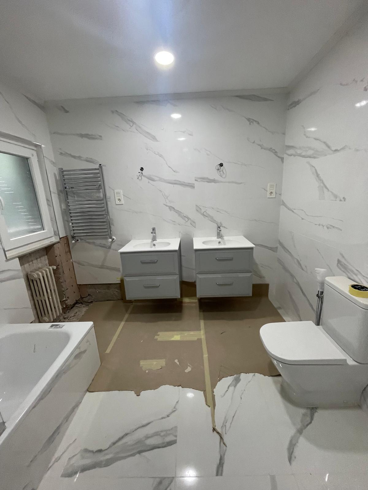 Baño en mármol con doble lavabo