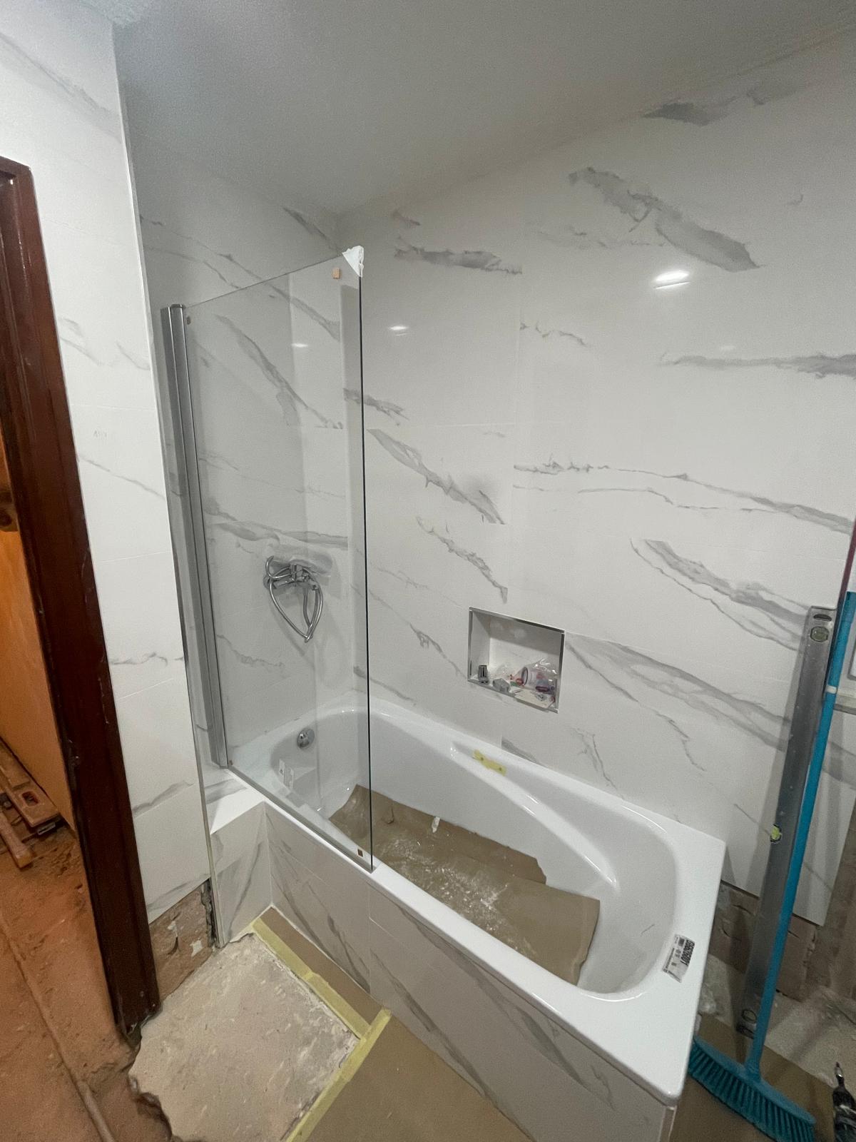 Bañera con mampara de cristal