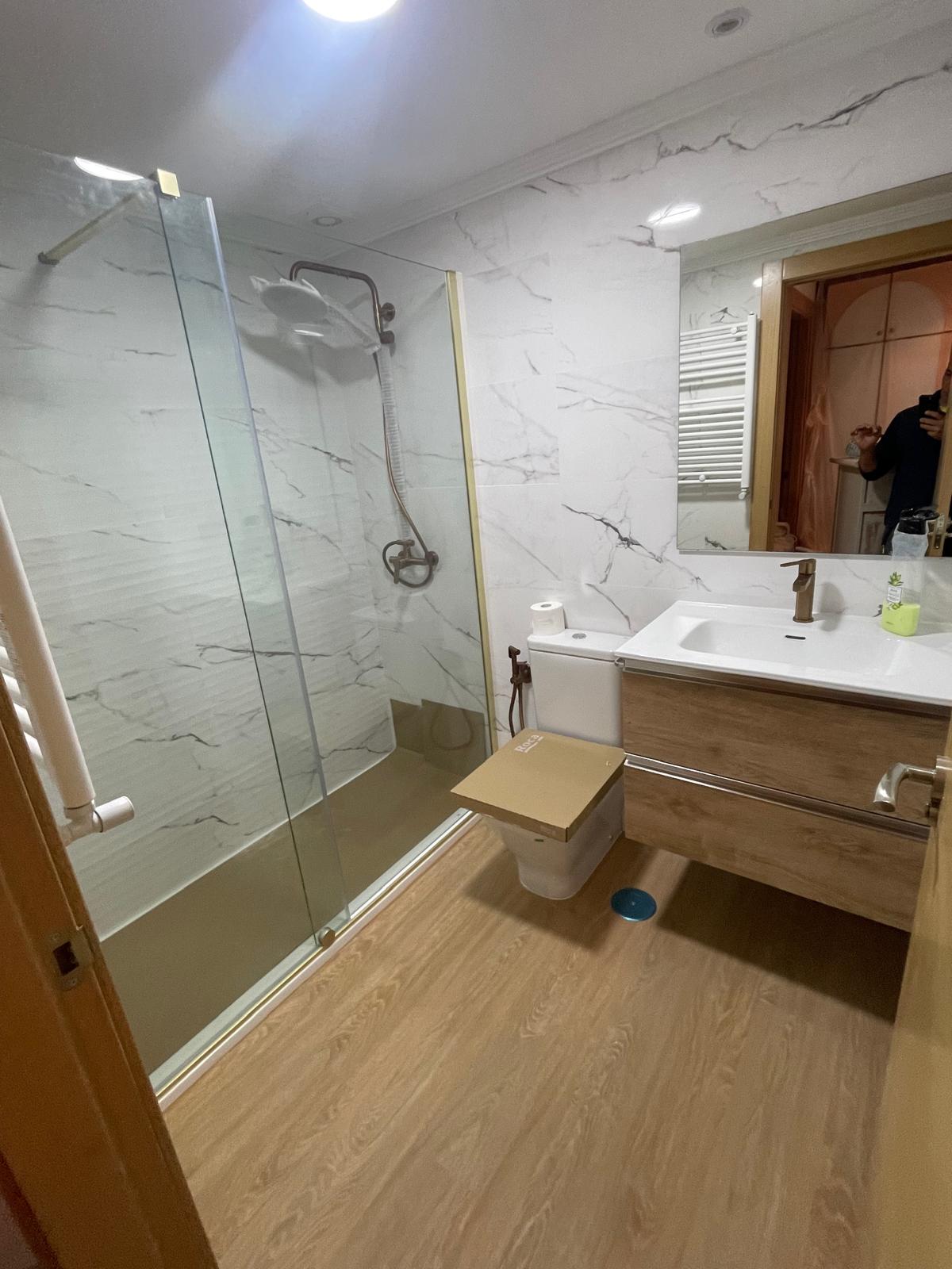 Ducha de obra con suelo de madera